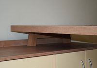 Schreibtisch mit einem besonderen Holzgestell